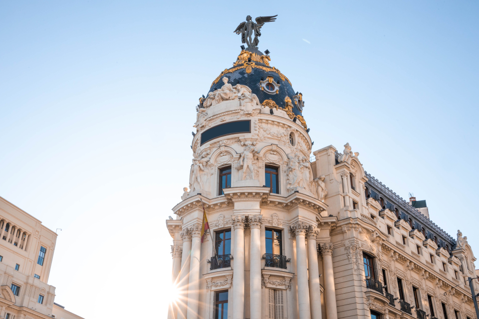 Edificio Metrópolis (Metropolis Building) with the sun behind it
